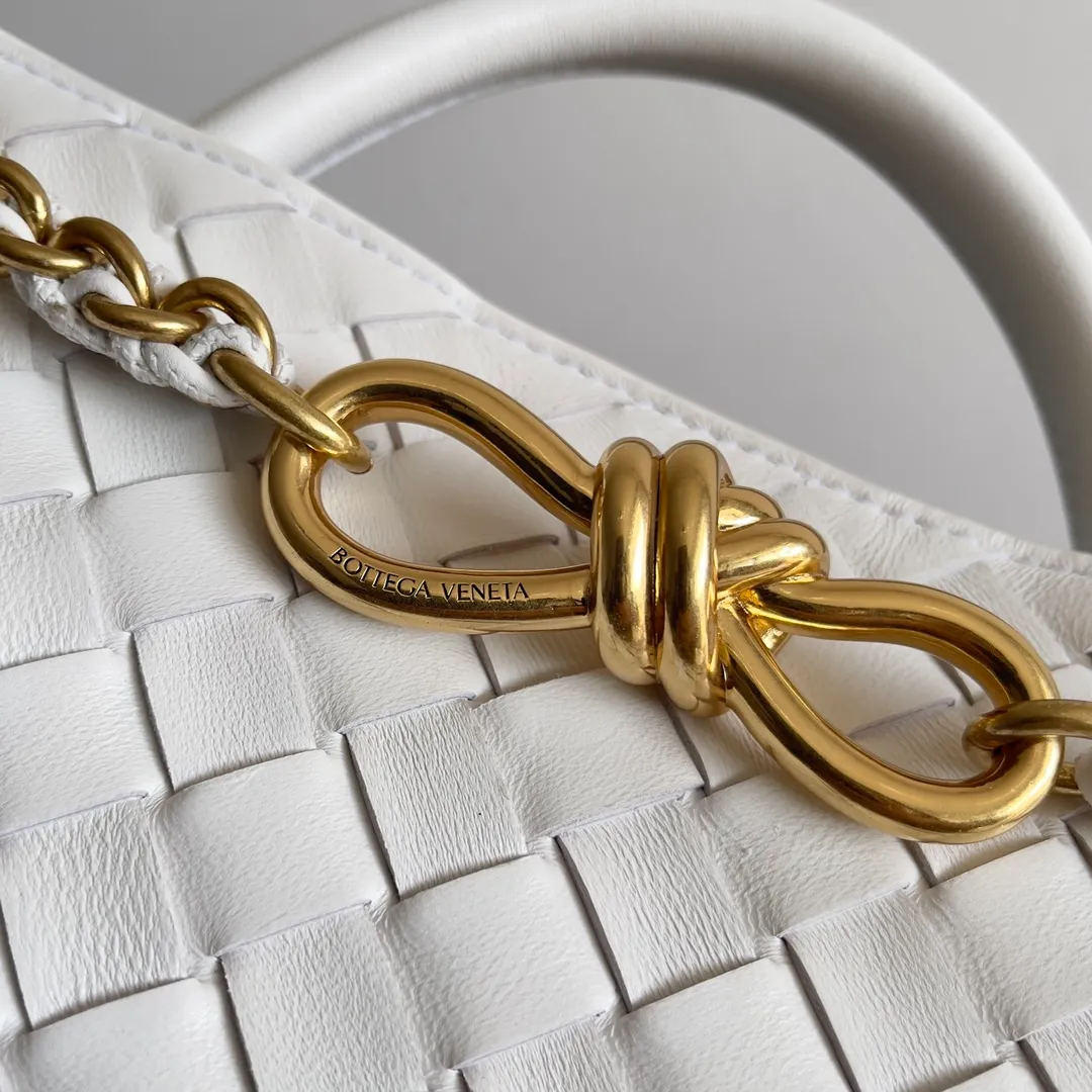 Batch 1960 BOTTEGA VENETA 2024 spring and summer new small ANDIAMO chain bag is also available! 🔥🔥I believe many friends have been waiting for a long time. The metallic chain adds a touch of sophistication to the original softness and elegance of Andiamo. The collision of classic craftsmanship and elegance creates a different kind of beauty. Style number: 786008 Size: 25*22*10.5cm